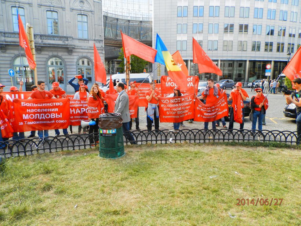 socialistii.md // Bruxelles, Marina Radvan și Ion Ceban în fața manifestanților socialiști