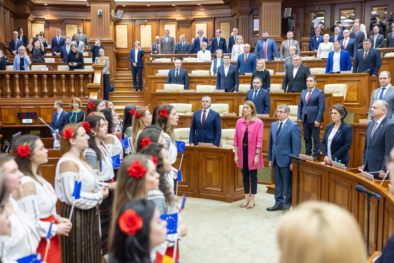 Deputații PCRM au boicotat discursul Robertei Metsola în Parlament. Experți: „Politicieni, gata să sacrifice interesul național pentru beneficii personale”  