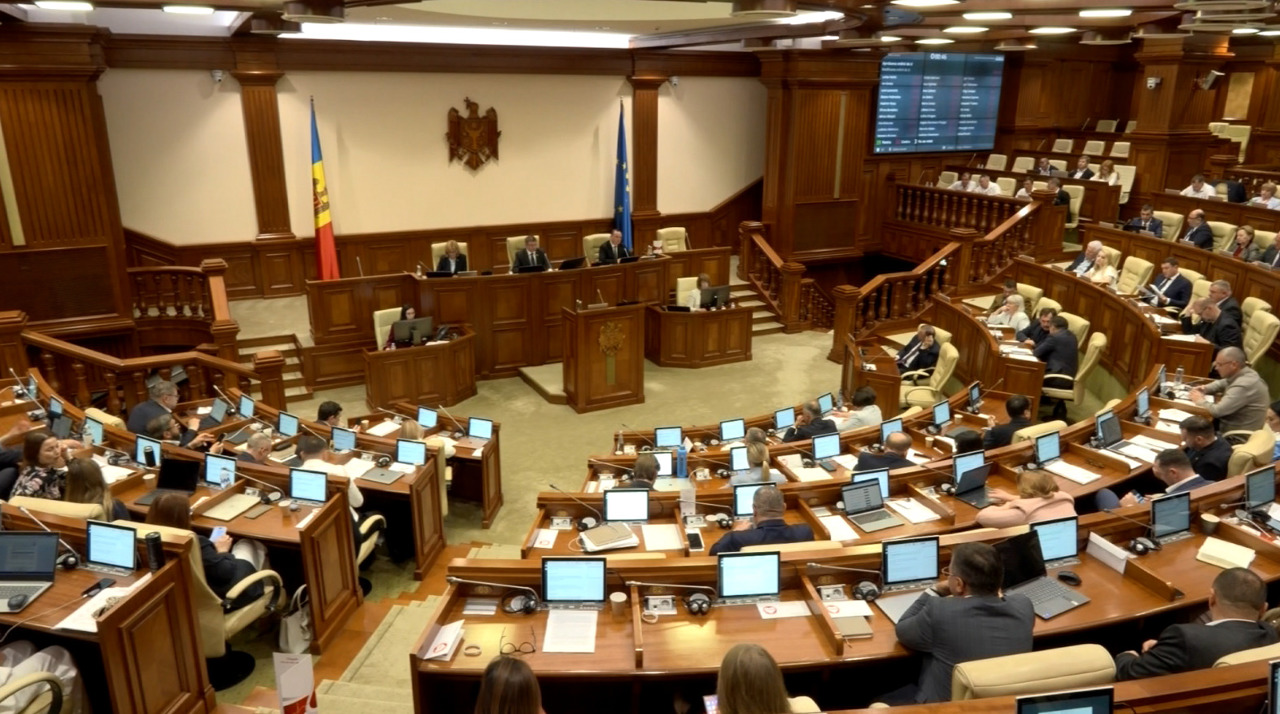 Vacanța parlamentarilor: Concedii modeste, deplasări de serviciu și planuri în țară