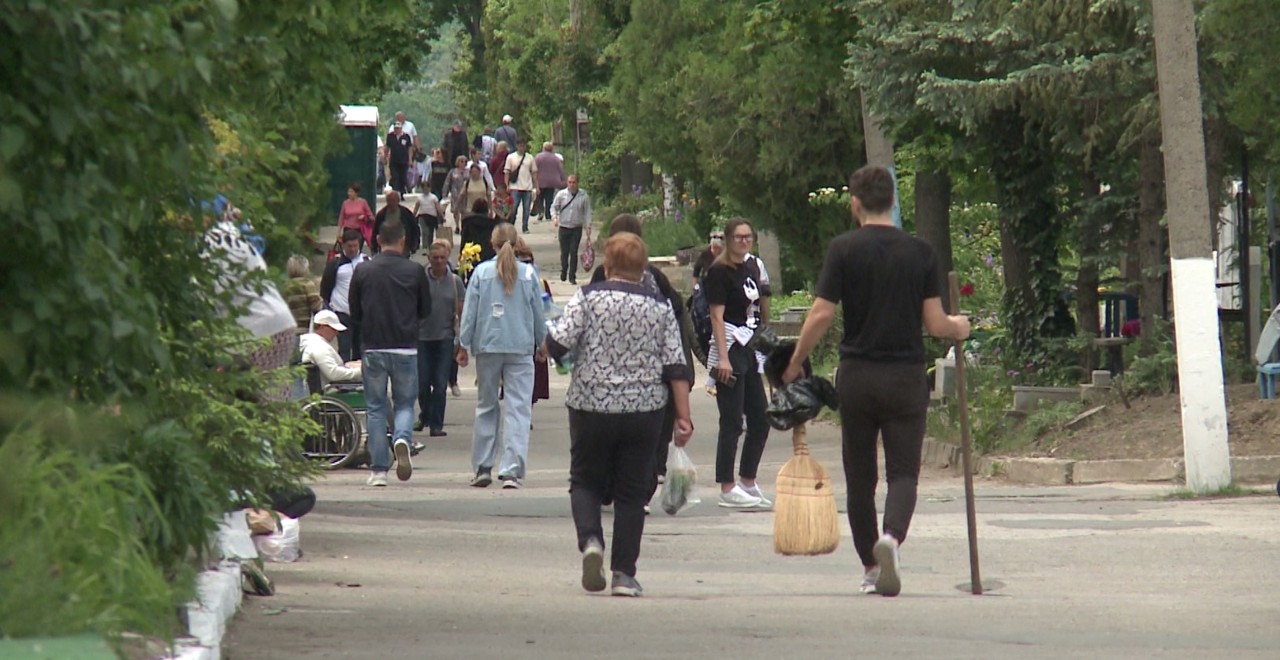 Marea curățenie, în cimitire. Oamenii se pregătesc de Paștele Blajinilor