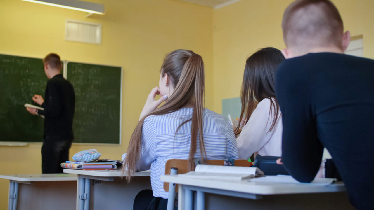 „Vreau la liceu”: 100 de elevi din R. Moldova vor beneficia de burse lunare de până la 1.300 de lei 