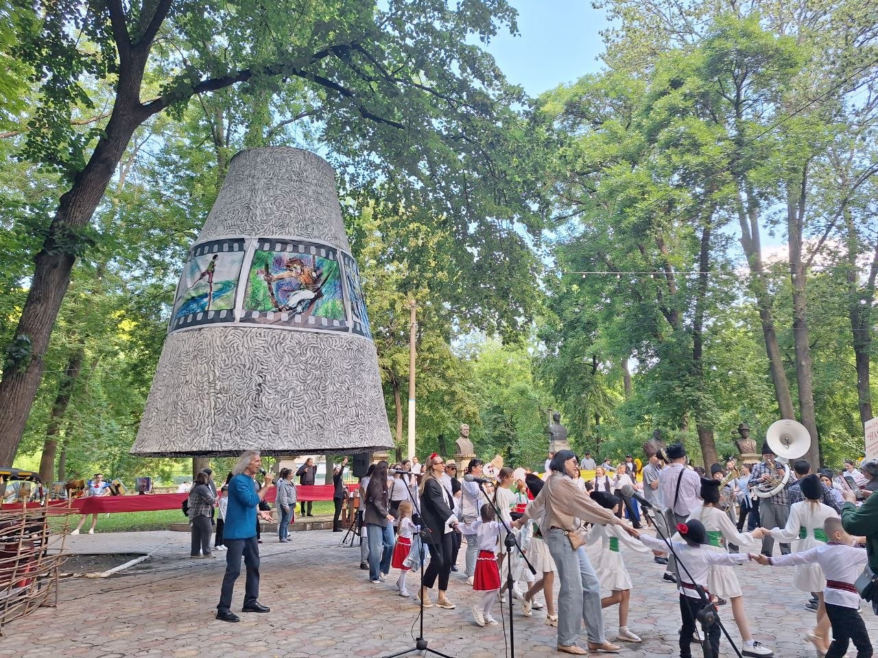 Soroca: Children, parents and artists gathered for “Guguță Century” street show
