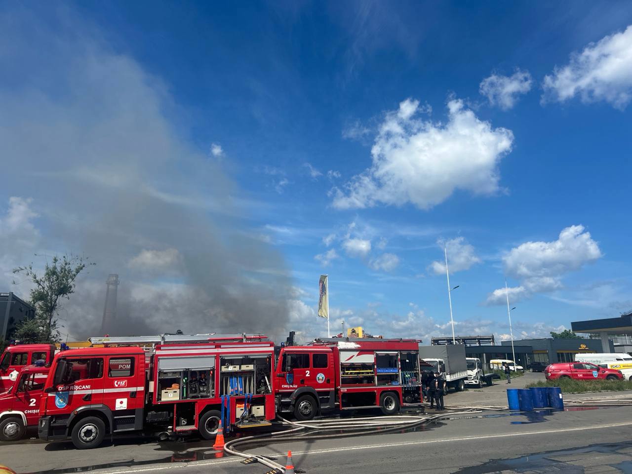 VIDEO | Incendiu puternic la un depozit din Chișinău, unde se află tractoare și anvelope: Incendiul a fost localizat în jurul orei 12:00