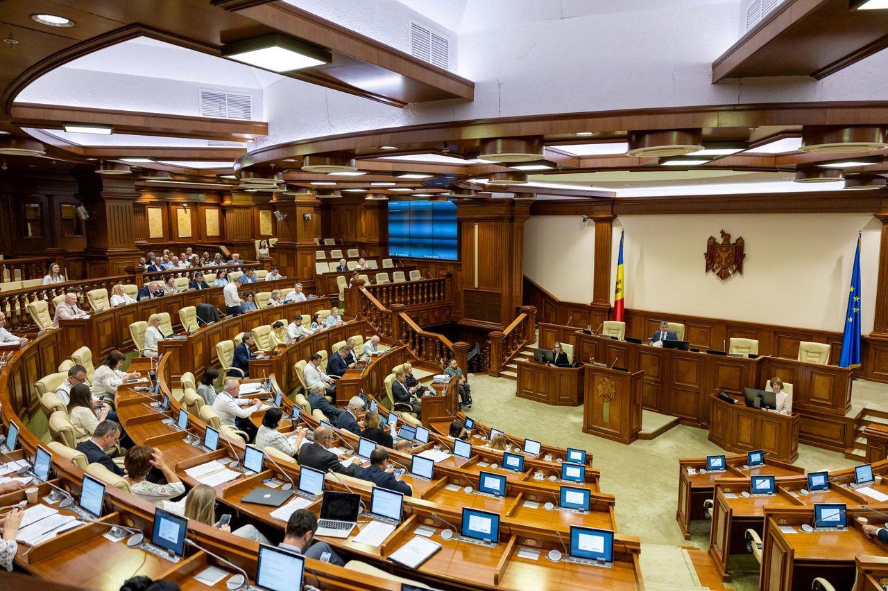 Parlamentul în 2025: Multe ajustări punctuale, puține reforme profunde. Bugetul întârziat și opoziția slabă rămân vulnerabilități legislaturii a XI-a 