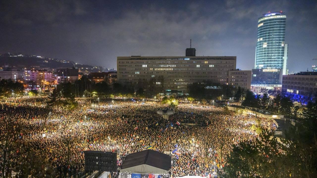 Proteste de amploare în Slovacia. Oamenii au solicitat demisia premierului Robert Fico