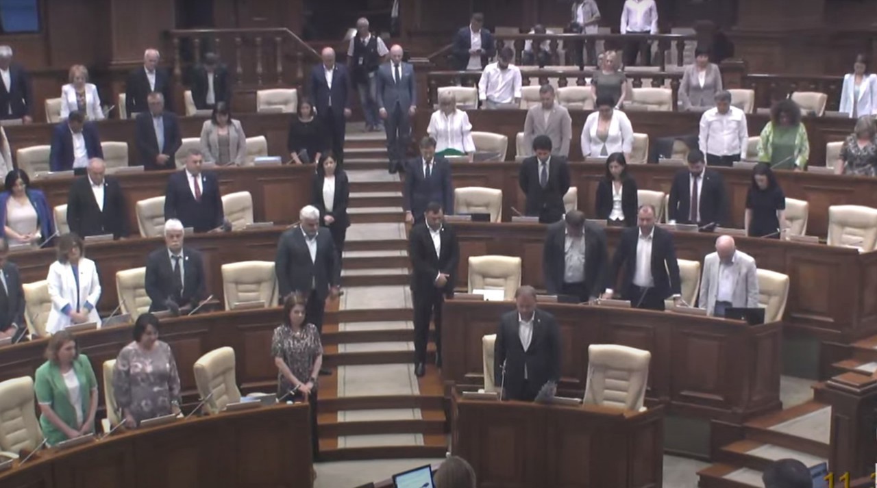 Momente de reculegere în Parlament: Deputații au comemorat victimele războiului din Ucraina și eroii căzuți la Nistru