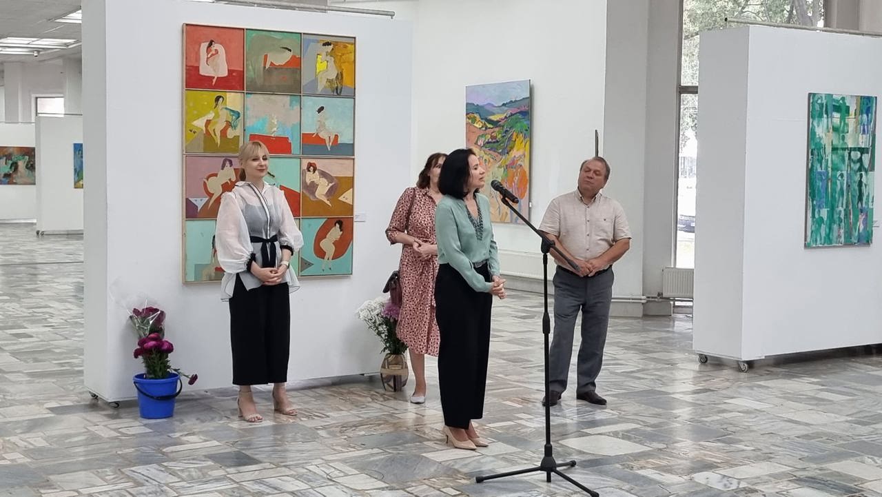 Expoziția pictoriței Victoria Cozmolici, la Galeria „Brâncuși”: Peisaje pline de culoare și figuri umane