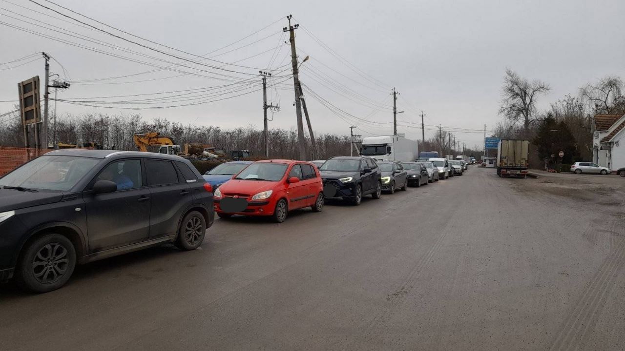 Traffic in Leușeni and Sculeni. Dozens of cars are waiting to leave the country