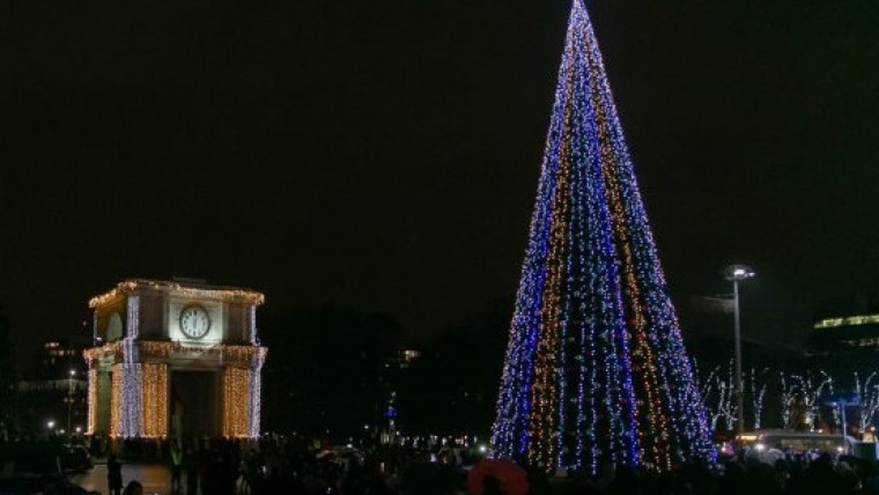 Pomul de Crăciun a fost instalat în centrul Chișinăului, dar nu se știe când va fi inaugurat. Ce cred locuitorii capitalei 