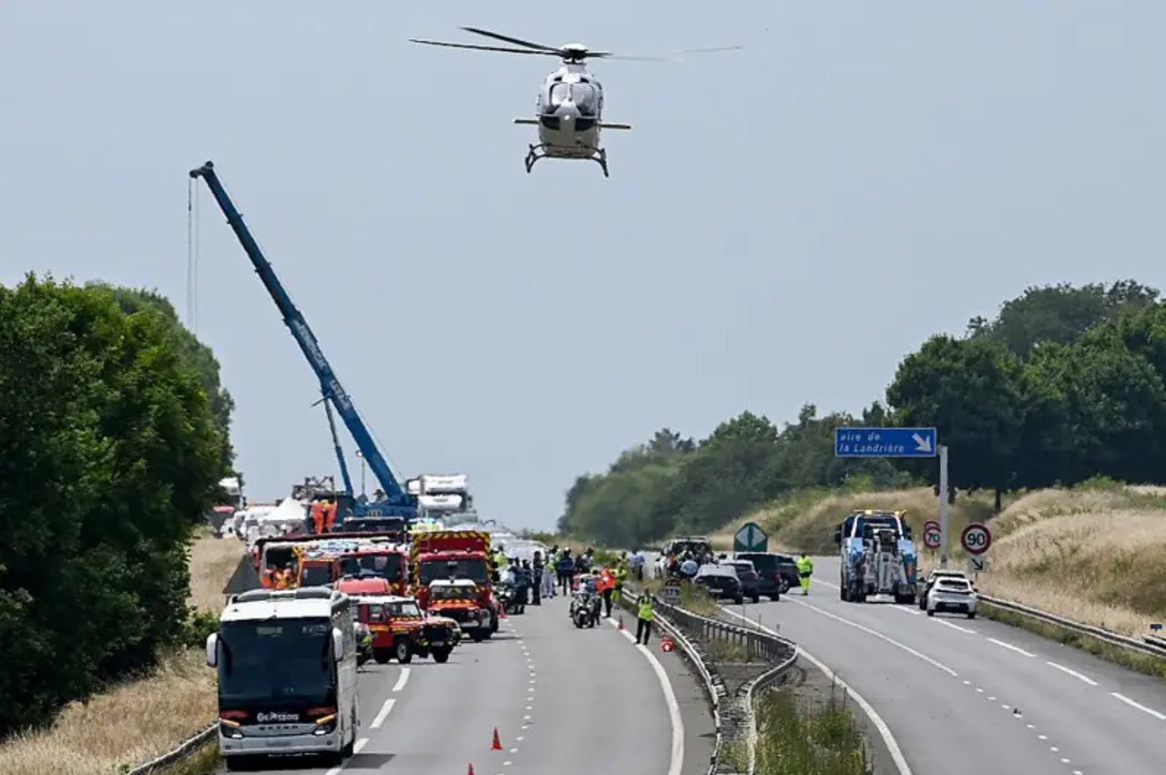 Un autobuz cu copii ucraineni s-a răsturnat în nord-vestul Franței. Sunt victime