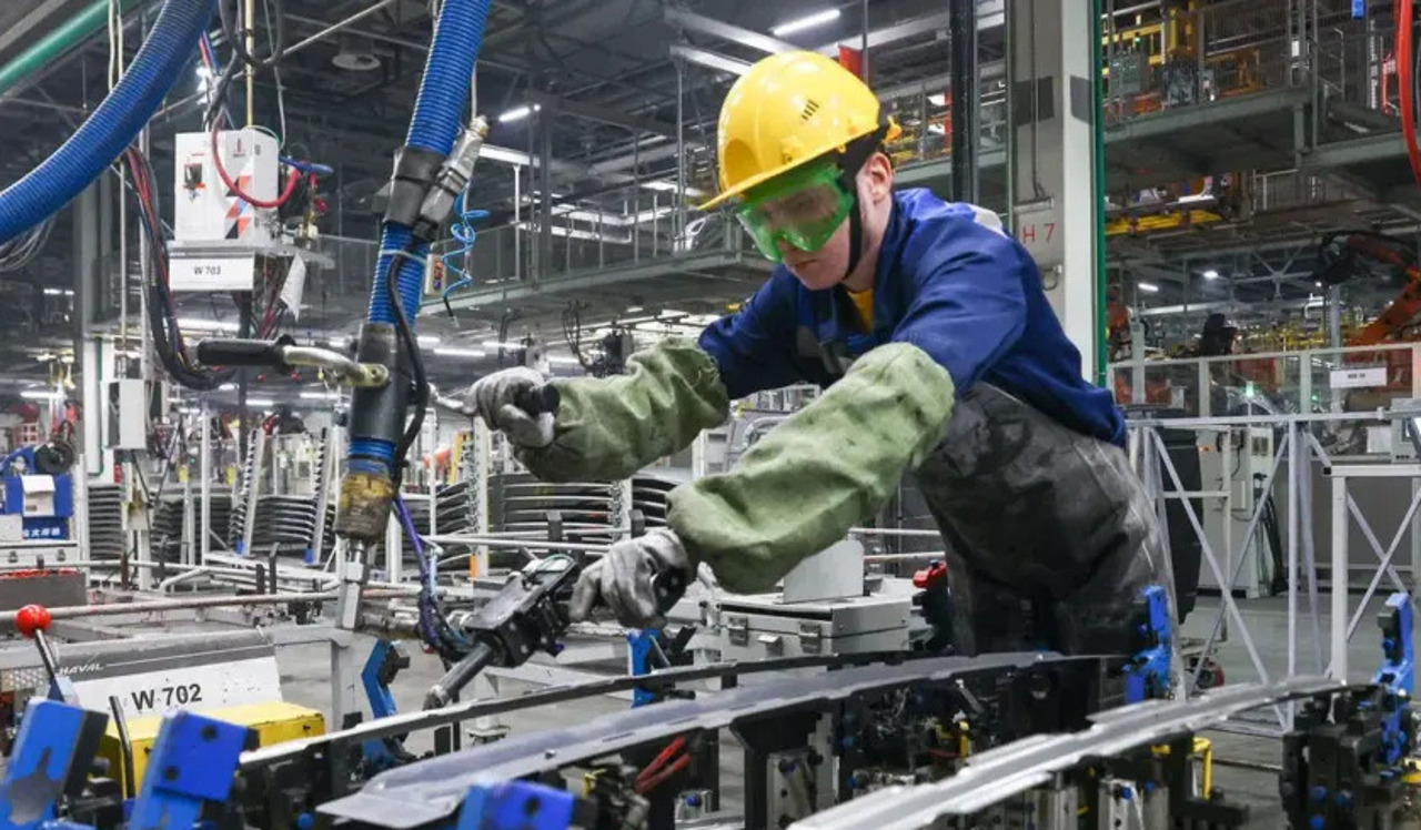 Plan pentru dezvoltarea industriei, aprobat de Guvern: Autoritățile urmăresc creșterea productivității și atragerea investițiilor 