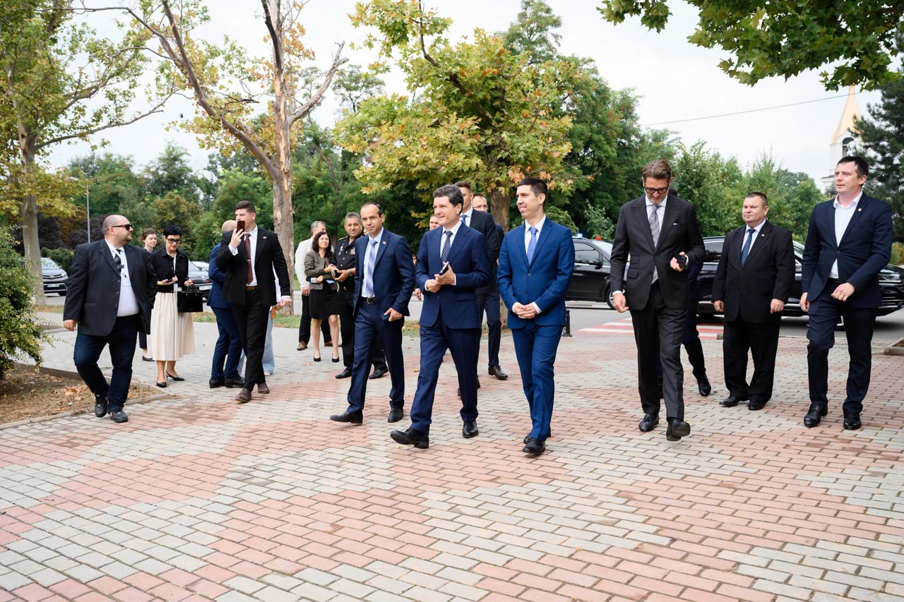 Romania and Ukraine leaders join Moldova for 35th independence day 