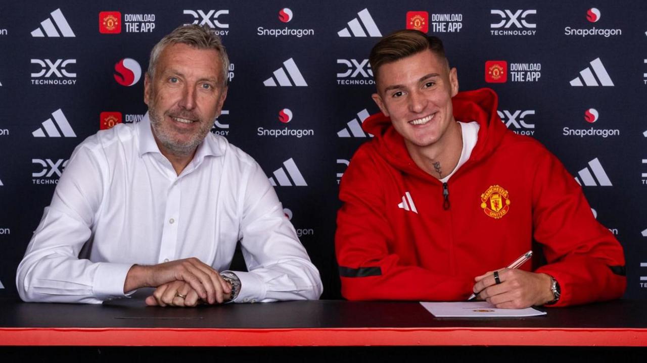 Nebunia transferurilor în fotbalul european continuă! Manchester United a anunțat oficial că Benjamin Šeško este noul jucător al formației engleze