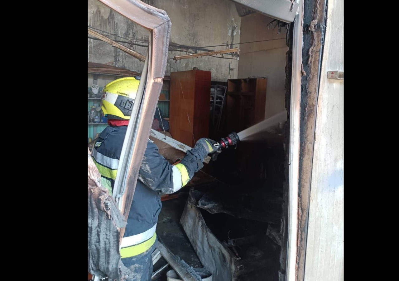 Incendiu într-o clădire din capitală în care se produc uși: Un muncitor, preluat de echipajul medical