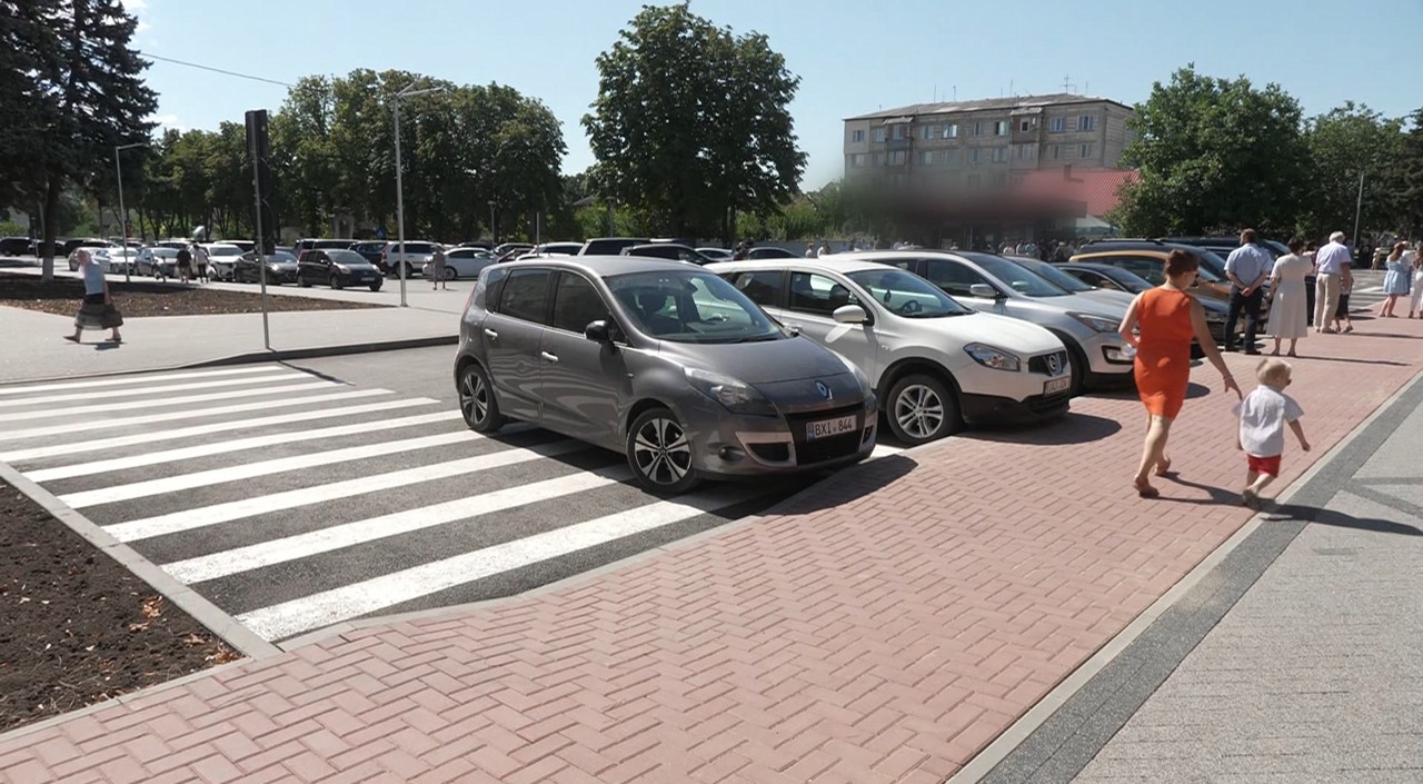 „Merg pe un drum modern și curat”: Strada Biruinței din Criuleni, reabilitată capital după mai bine de 50 de ani