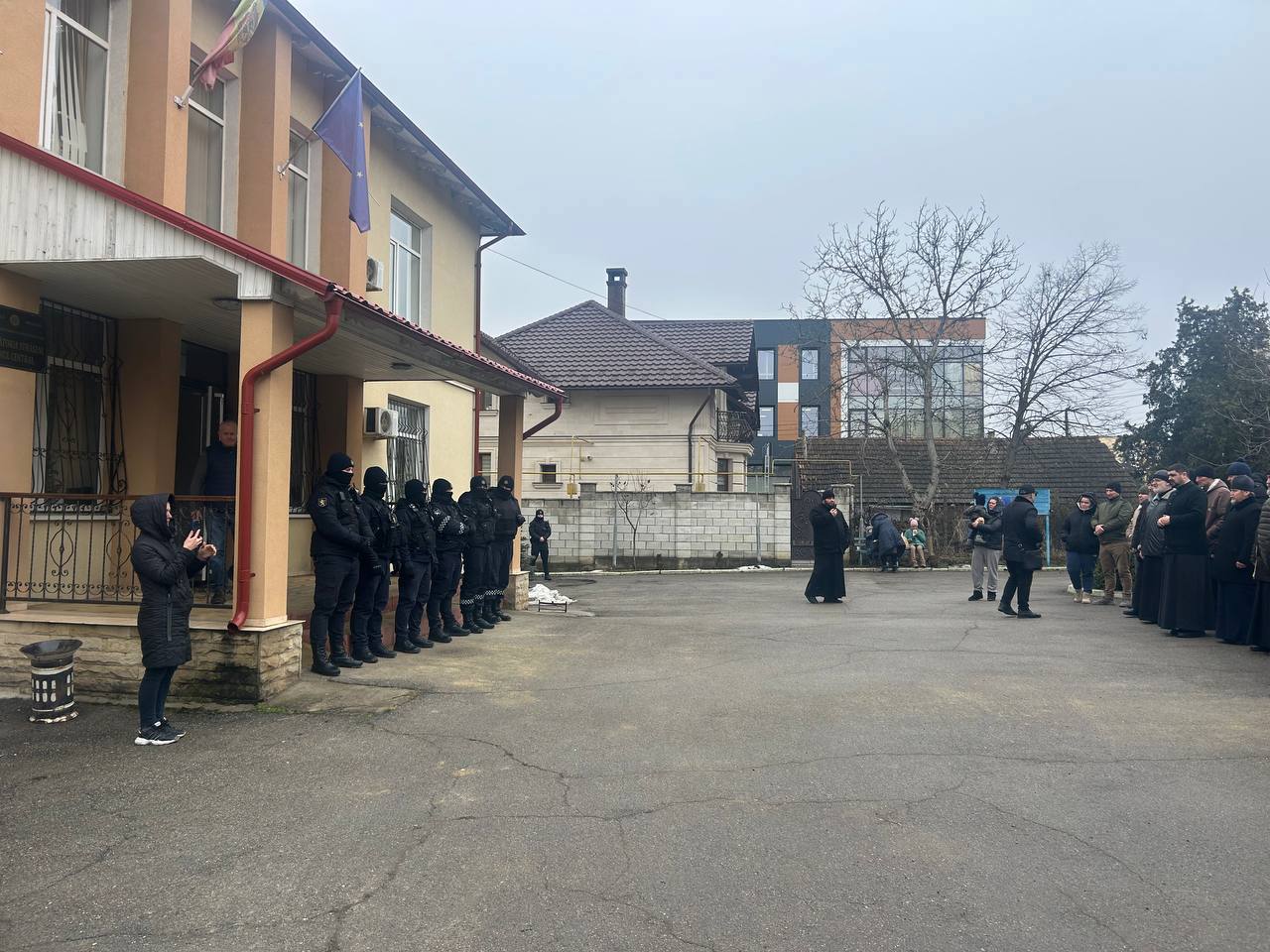 Primarul din Dereneu, plasat sub control judiciar pentru 30 de zile. Procurorii au cerut arest preventiv