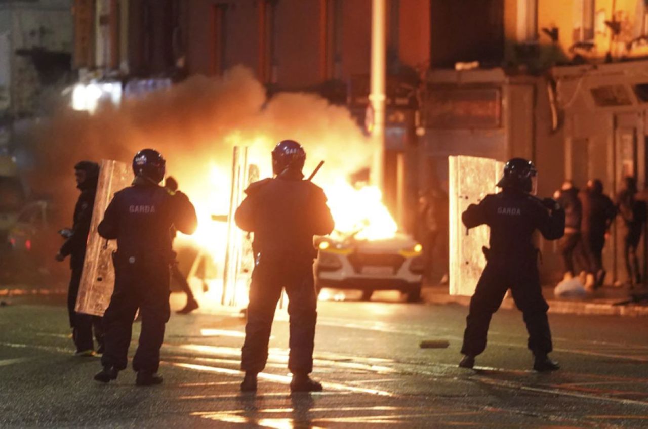 Ожесточенные столкновения в Дублине после нападения с ножом, в результате которого несколько человек получили ранения