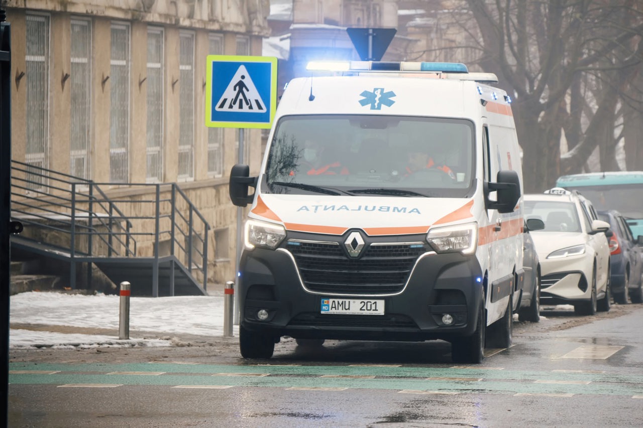 Aproape 80 de persoane operate într-o singură zi, după ce au căzut pe gheață