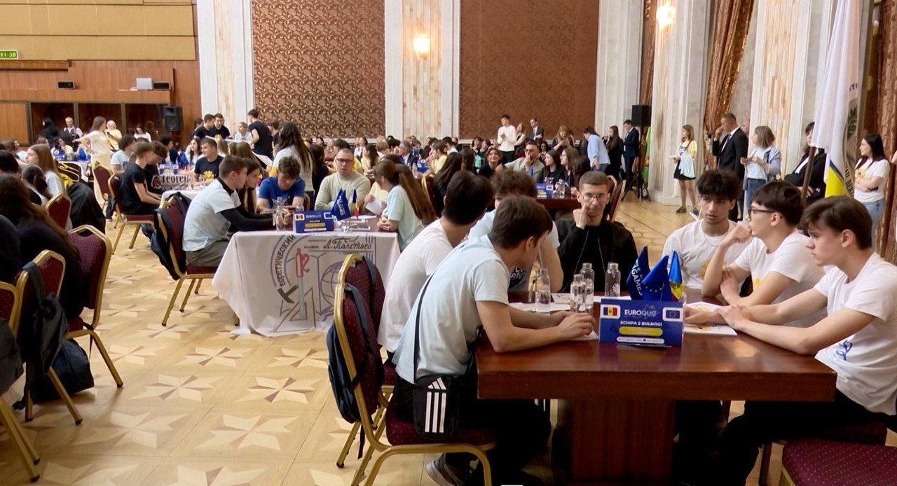 Concursul „EuroQuiz” | 41 de echipe și-au testat cunoștințele despre UE: „Interesant, emoții deosebite și dezvoltarea spiritului de echipă”