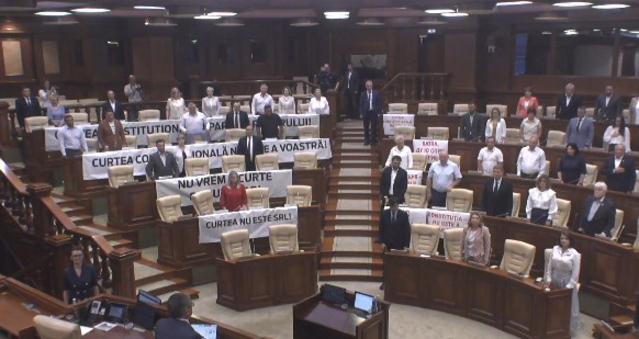 Moldova’s new judges take oath amid protests