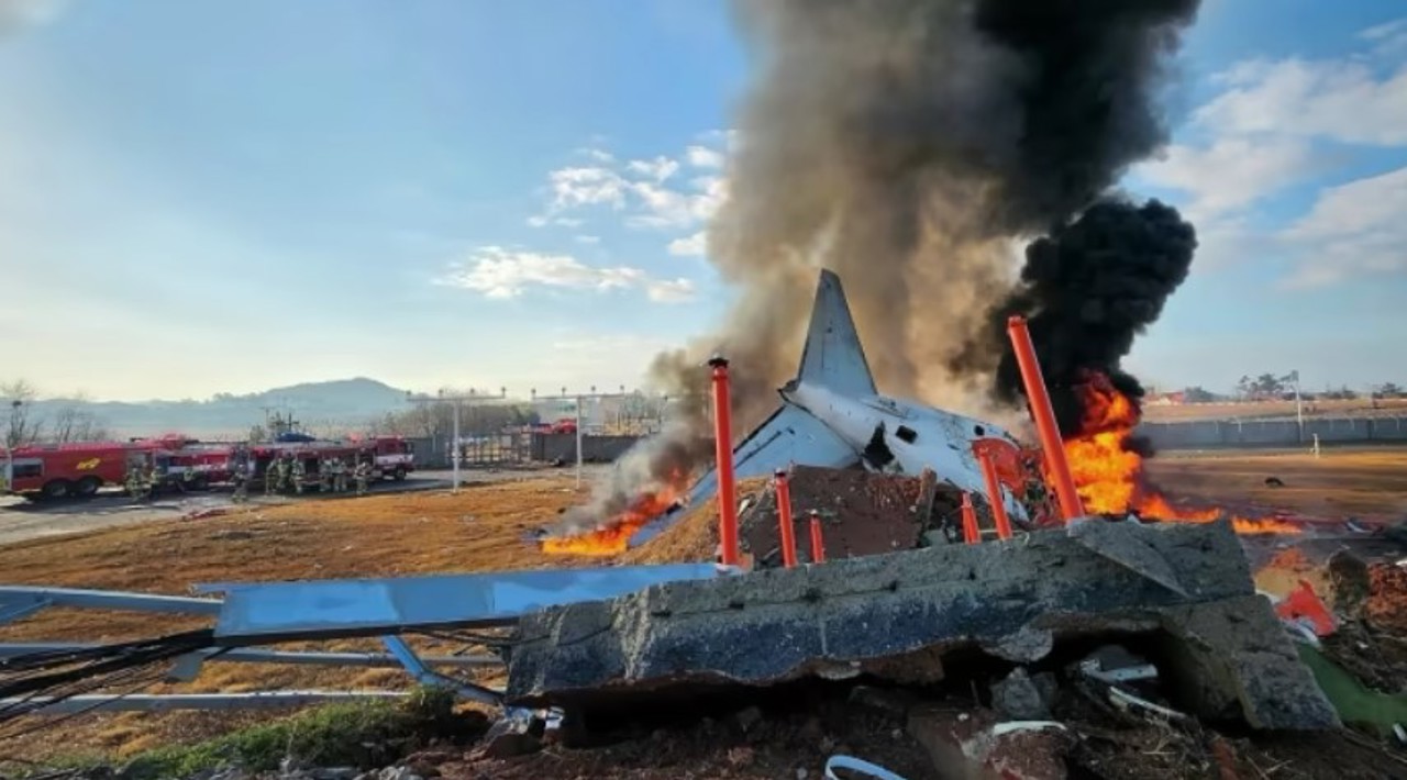 (ВИДЕО) В Южной Корее разбился пассажирский самолет: на борту находился 181 человек