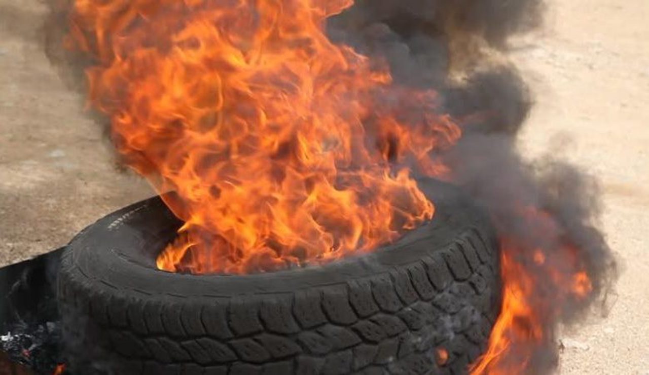 Focurile din anvelope, interzise în noaptea Învierii: cei care încalcă legea riscă amenzi