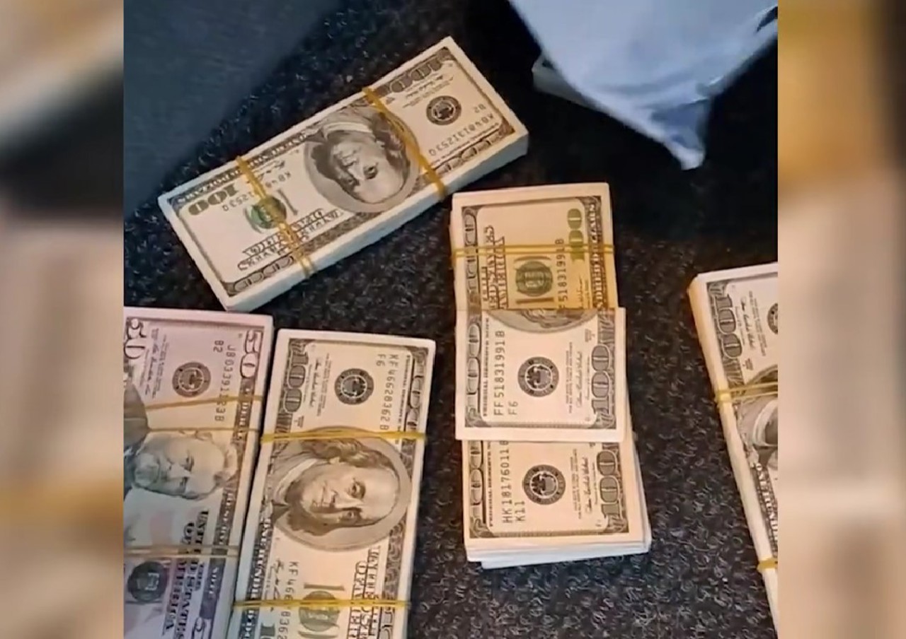 Un bărbat a încercat să aducă în țară 100 de mii de dolari, ascunși într-un autocar