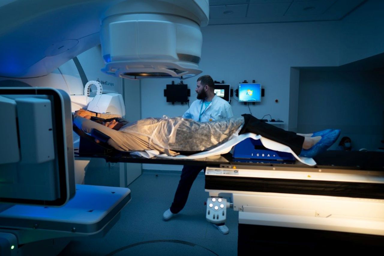 Tratament vital amânat: pacienții oncologici așteaptă până la cinci săptămâni pentru radioterapie