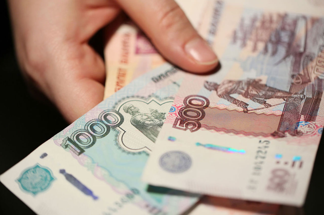 Rușii retrag masiv numerar: Peste 1.6 trilioane de ruble scoase din bănci într-o lună