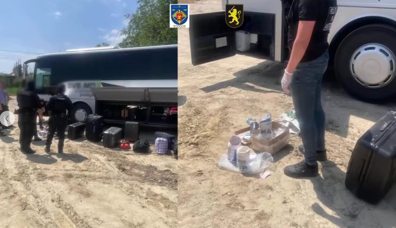 Amfetamină ascunsă în borcane cu suplimente, descoperită în bagajele unui autocar din Bulgaria. Doi bărbați, bănuiți