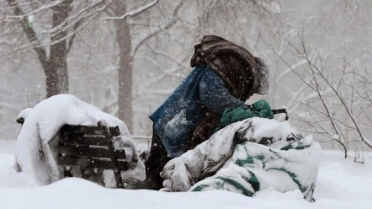 Iarna, riscuri majore pentru cei fără adăpost: cum putem ajuta