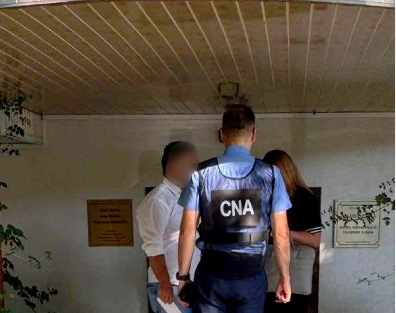 Cetățean al R. Moldova, deposedat de bunul său imobil: percheziții la un executor judecătoresc din Chișinău, „creierul” schemei