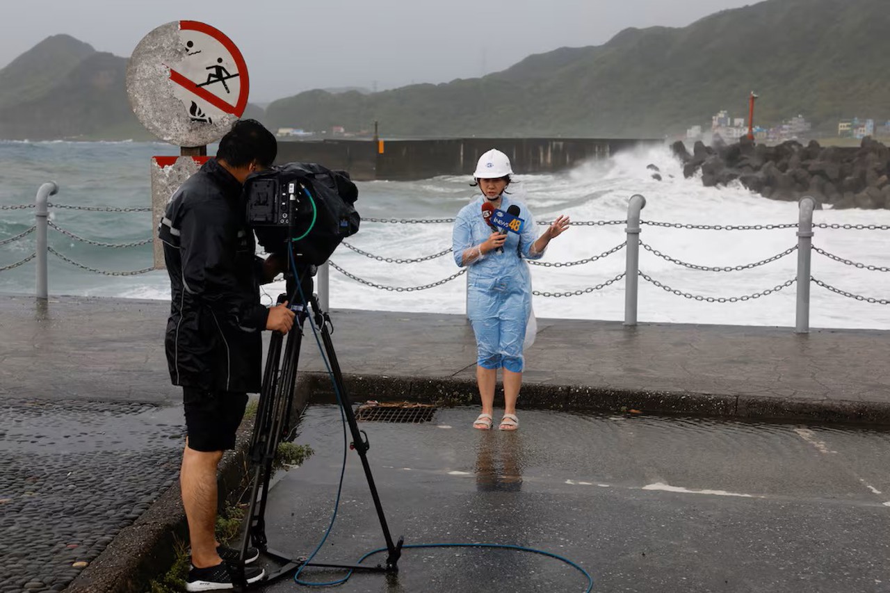 Membrii mass-media relatează în apropierea țărmului, în timp ce taifunul Gaemi se apropie de Keelung, Taiwan 24 iulie 2024