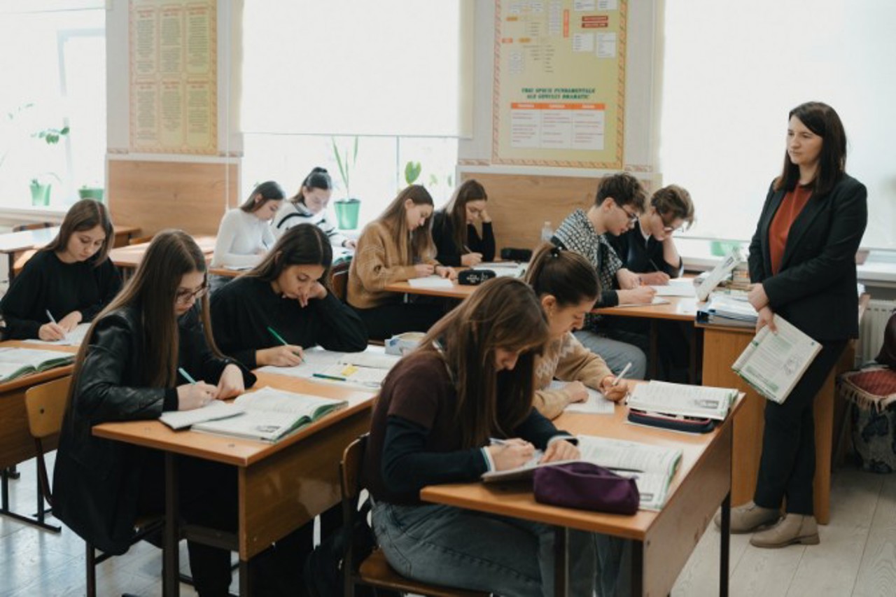 Reguli noi: Minimum două note pe semestru. Profesorii au libertatea de a stabili numărul evaluărilor sumative