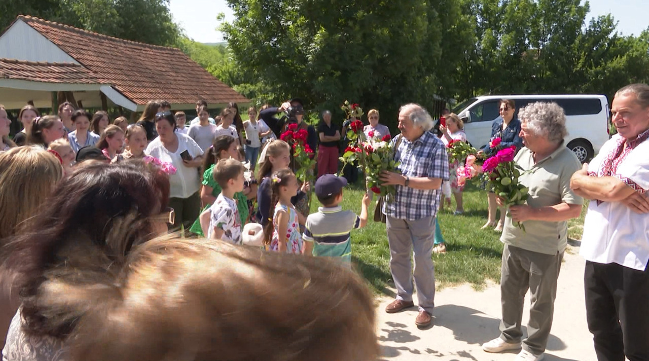 Elevii în vizită la Hoginești: între meșteșugul lutului și magia cuvintelor
