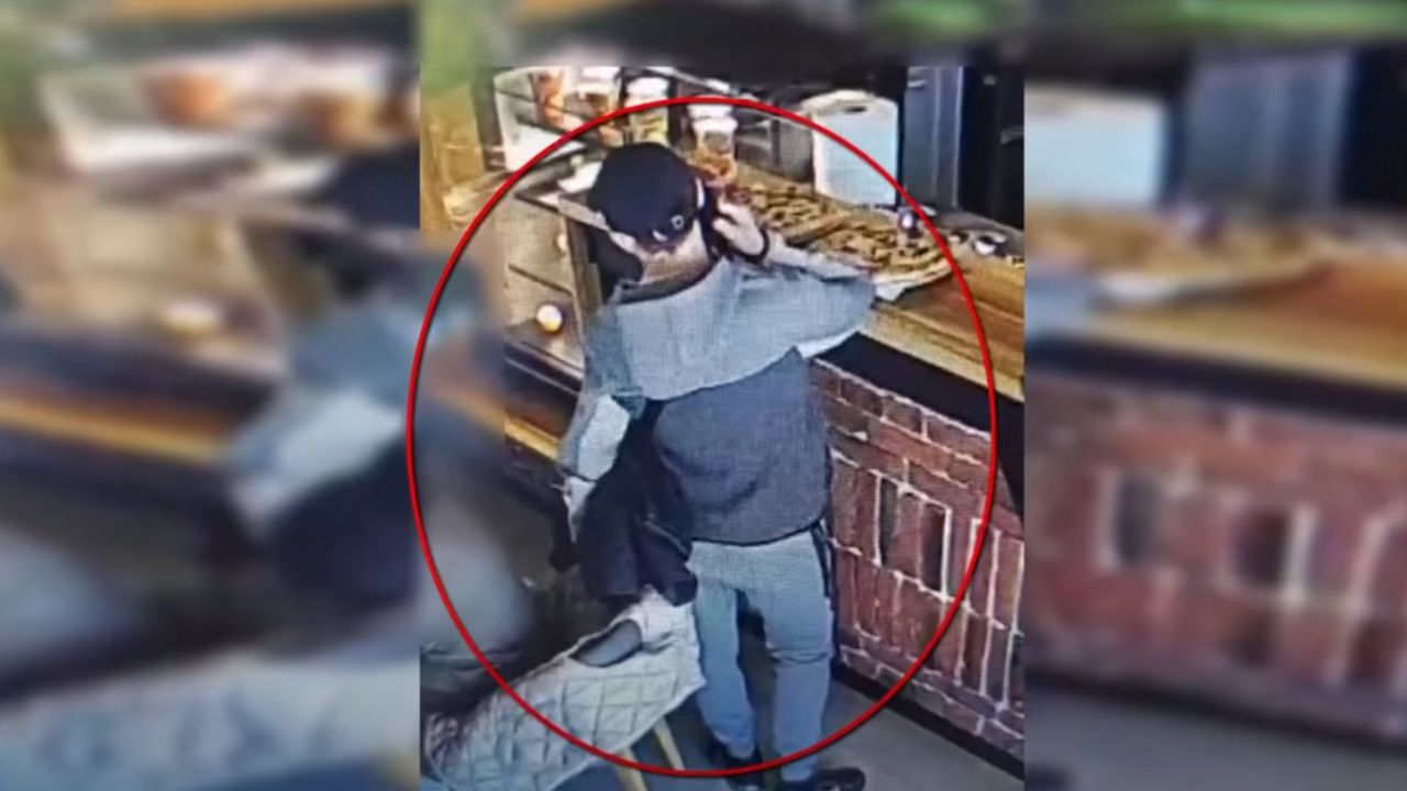 VIDEO | Cum a reușit un individ să fure de zeci de ori din buzunarele oamenilor