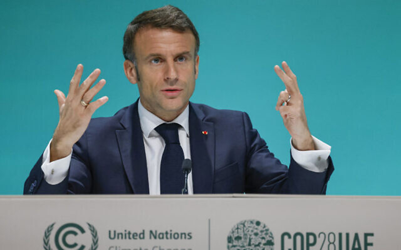 AFP / Președintele Franței, Emmanuel Macron, vorbește în timpul unei conferințe de presă la summitul COP28 al Națiunilor Unite privind clima, la Dubai, 2 decembrie 2023
