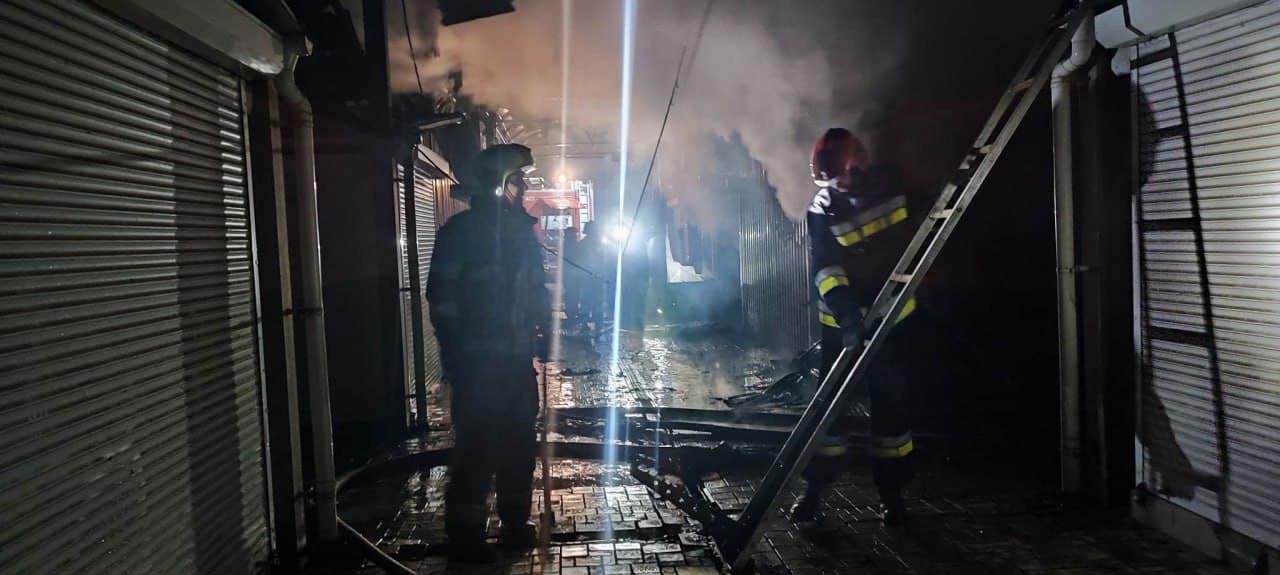 Fire at a warehouse in Chisinau: Nine rescue and firefighting crews fighting the flames