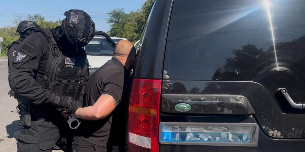 Membri ai unor organizații criminale, capturați de poliție pentru șantaj