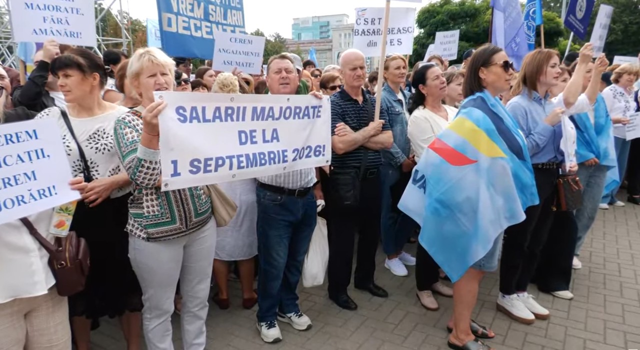 „Viitorul R. Moldova începe în școală”: Profesorii au protestat în fața Guvernului cerând majorarea salariilor de la 1 septembrie. Ce le-au promis autoritățile