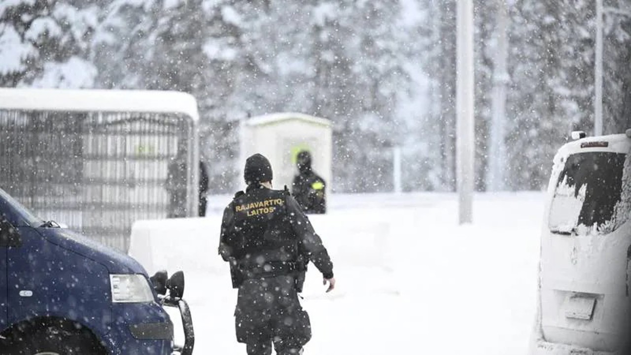 AP / Un polițist de frontieră finlandez, la postul internațional de trecere a frontierei Raja-Jooseppi dintre Rusia și Finlanda, în Inari, nordul Finlandei, sâmbătă, 25 noiembrie 2023