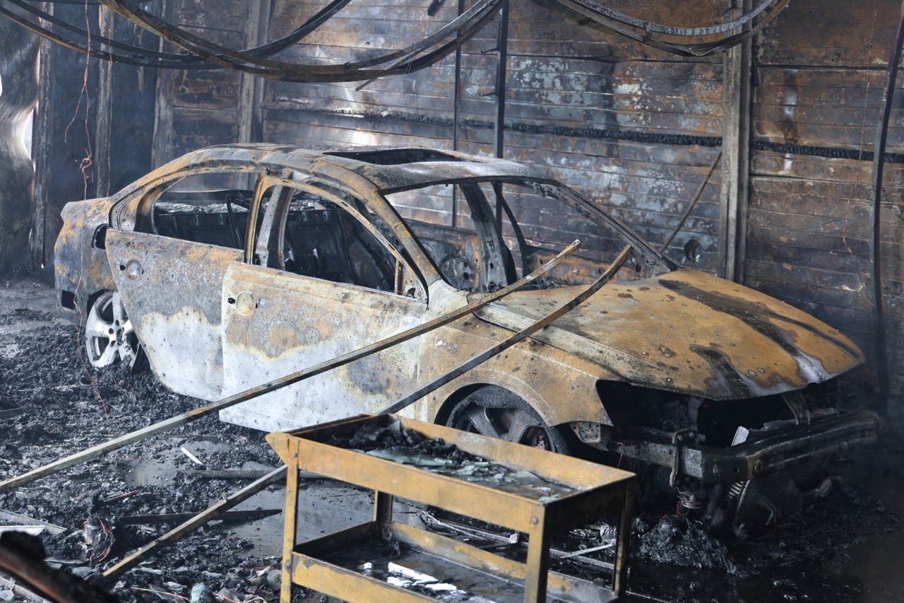 Incendiu la un service auto din capitală: flăcările au distrus utilajul tehnic și un automobil