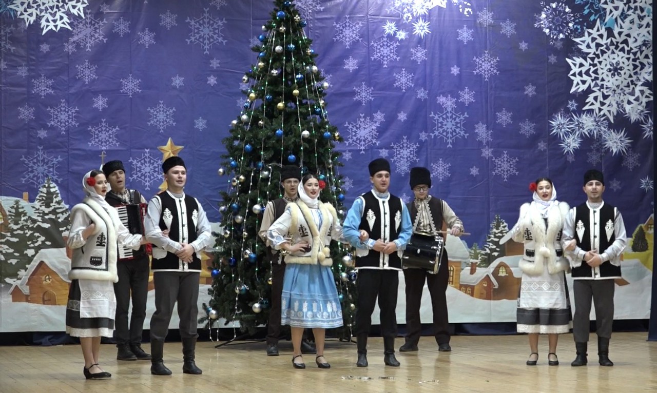 Festivalul „Obiceiuri de Crăciun” la Comrat: costume populare autentice, colinde vechi și obiceiuri 