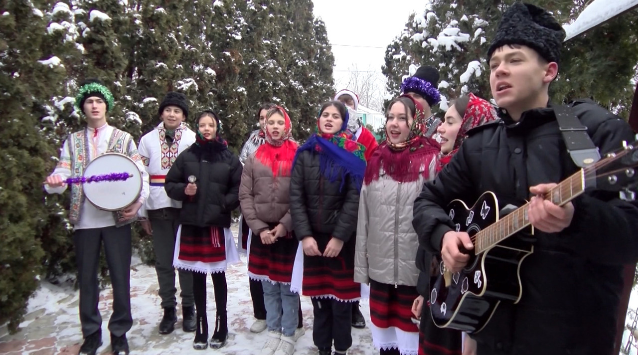 Colaci, dulciuri și urări de belșug: cum se sărbătorește Sfântul Vasile în raionul Soroca