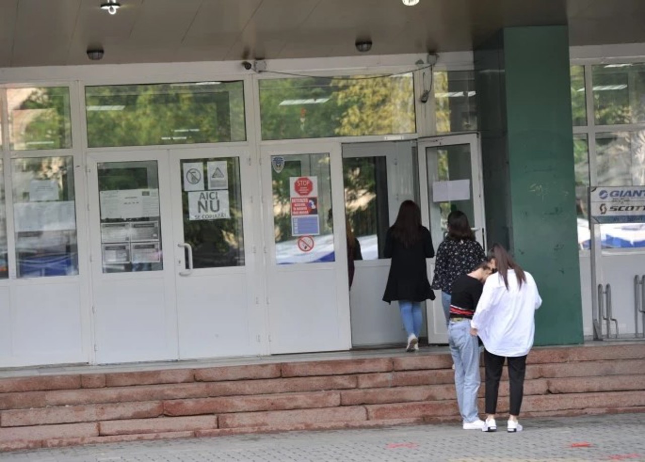 Mii de cereri pentru admiterea la liceu, depuse pe platforma e-Școală, timp de două ore: Noutățile anului de studii 2026 - 2027
