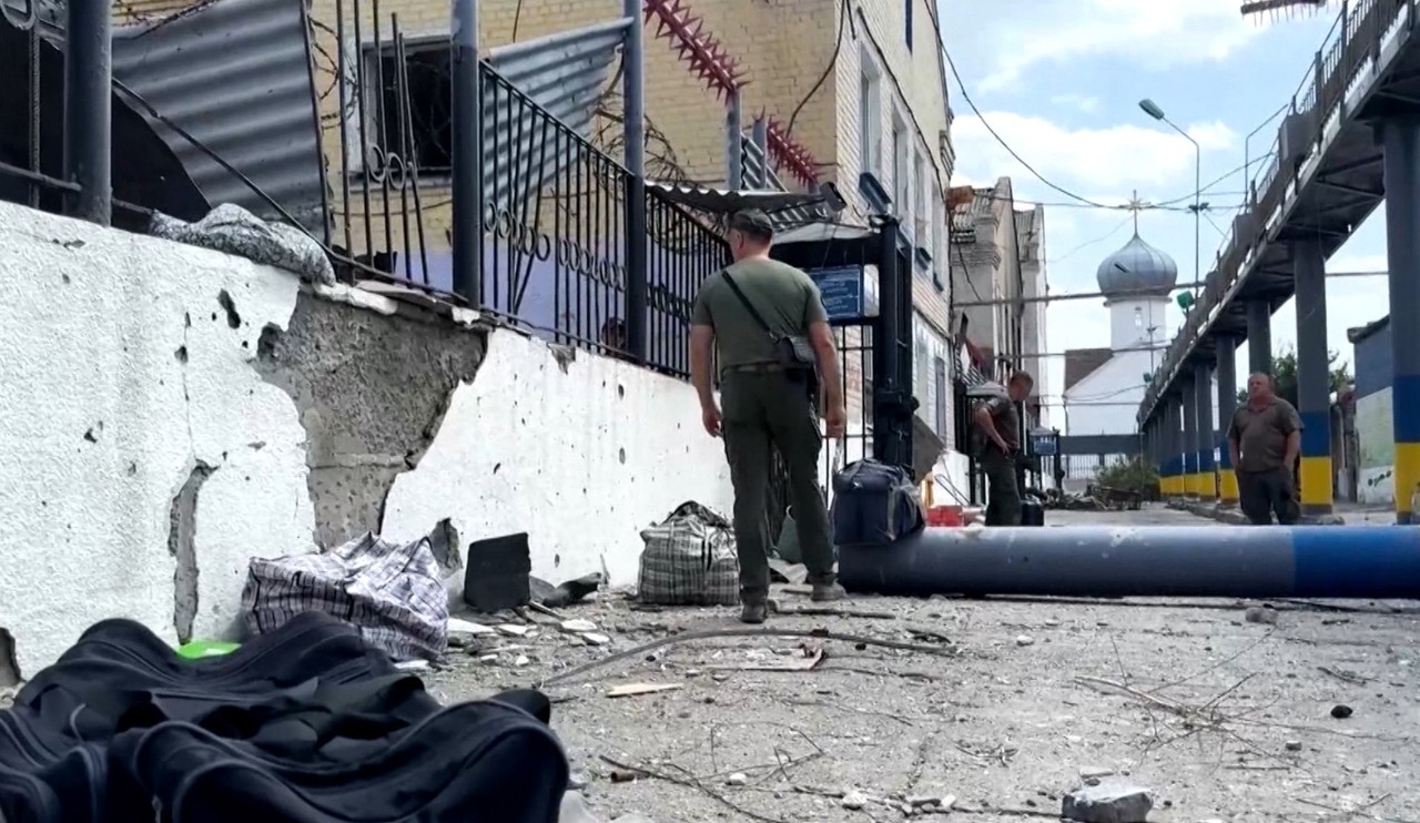 Rusia continuă să atace în forță infrastructura civilă și cea critică din Ucraina: sunt morți și răniți