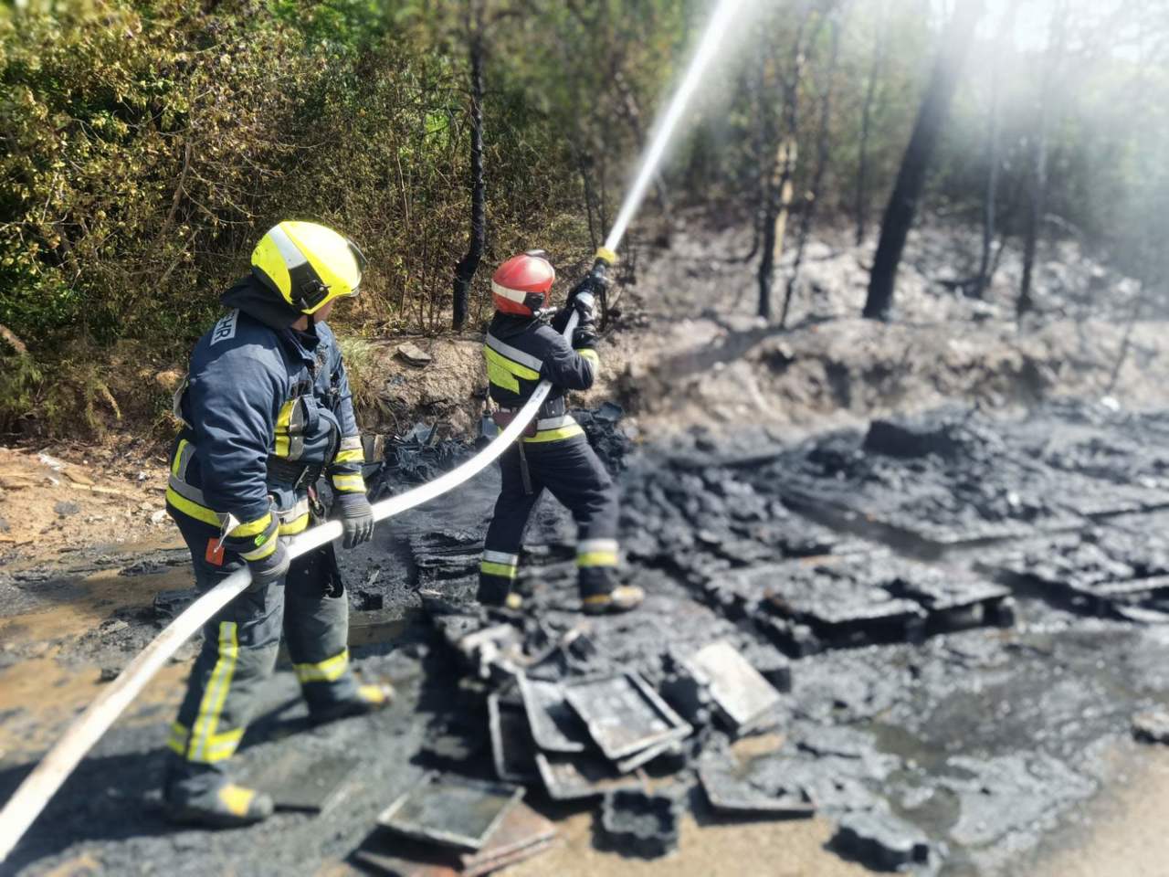 Incendiu pe strada Petricani din capitală. Trei echipaje de pompieri, la fața locului