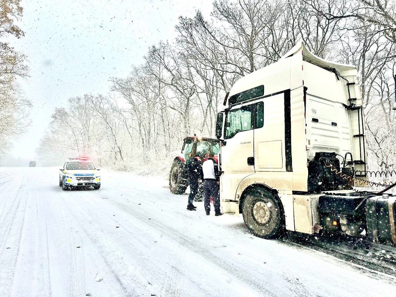 Ninge în nordul țării// Din cauza ghețușului în raionul Rîșcani mai multe camioane staționează 