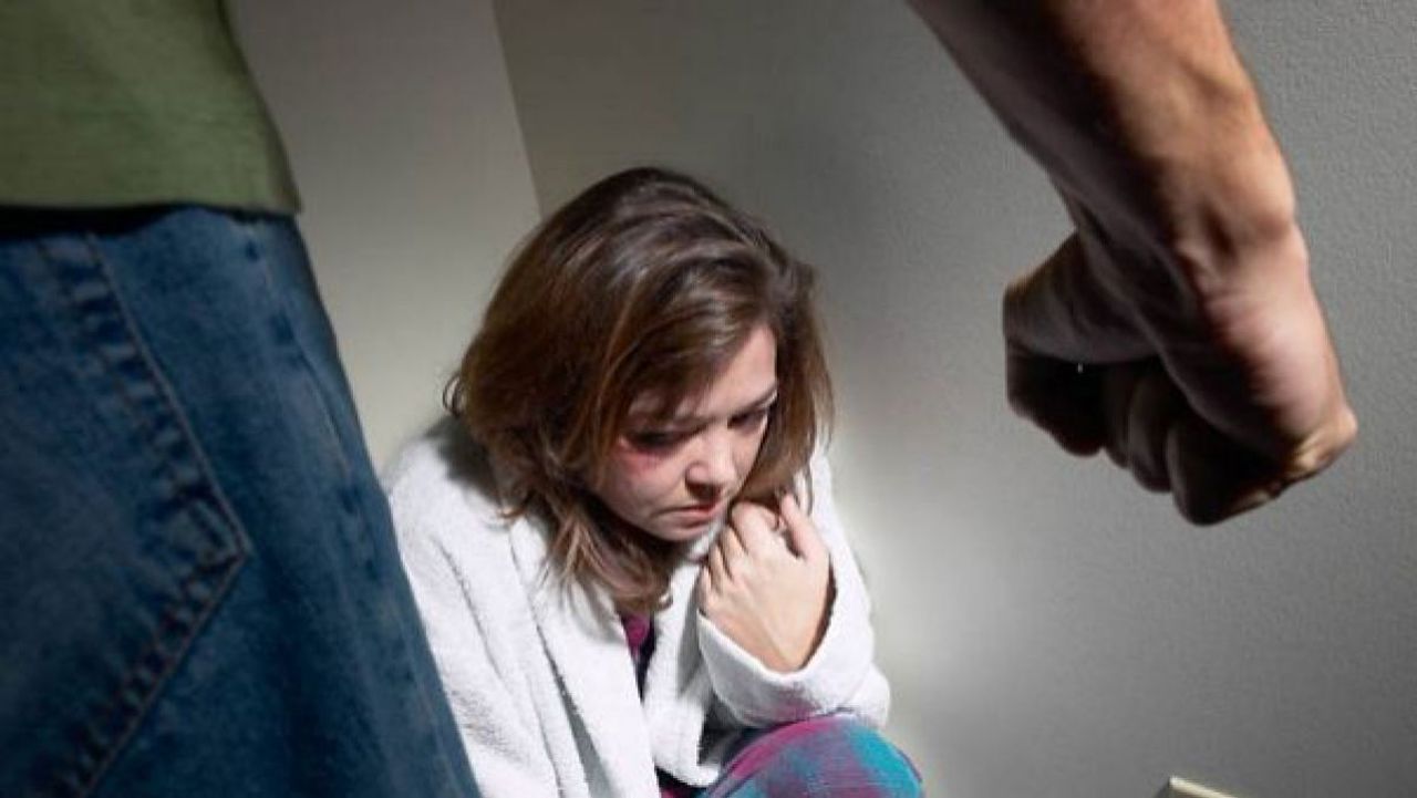 Peste 20.000 de sesizări de violență în familie, înregistrate pe parcursul anului trecut. MAI: Încrederea victimelor în poliție este în creștere