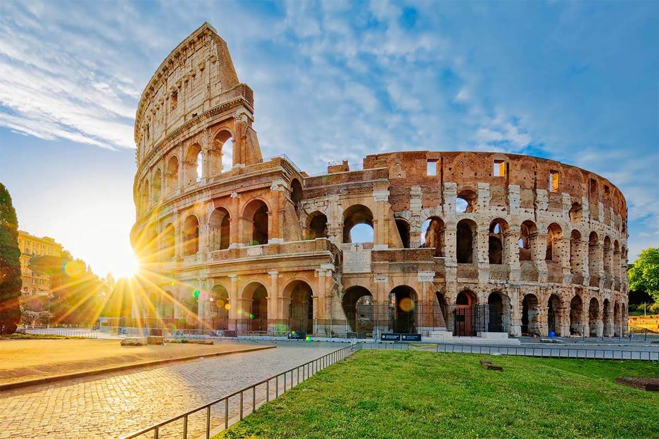 Poliția italiană este în căutarea unui turist care a vandalizat pereții Colosseumului